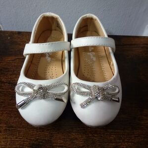 Bella Girls, Girl Bow, Dress Shoes, Strap Closure, Size 6, Color White Silver